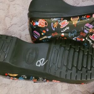 Slip resistant clogs